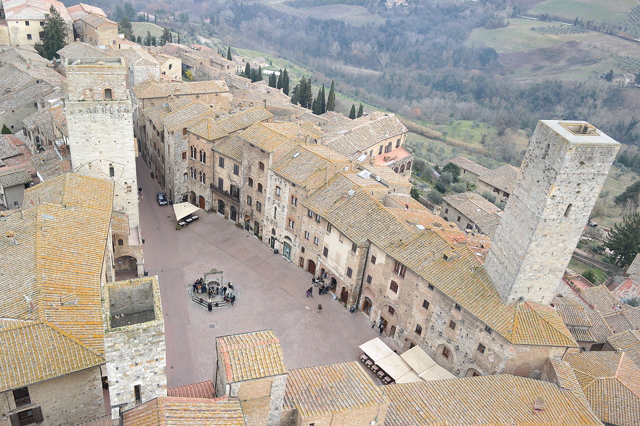 San Gimignano Piazza della Cisterna da torre grossa
